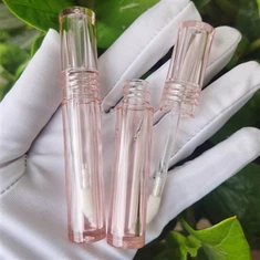 Tubi di lucidalabbra colorati